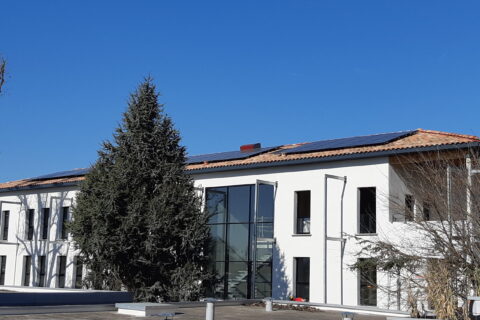 Bâtiment administratif avec panneaux solaires sur le toit