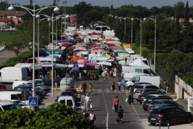 Photo du marché public sur l'allée des sports, journée ensoleillée