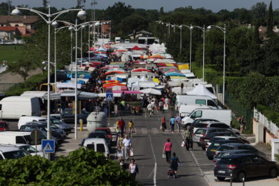 Photo du marché public sur l'allée des sports, journée ensoleillée - Agrandir l'image, fenêtre modale