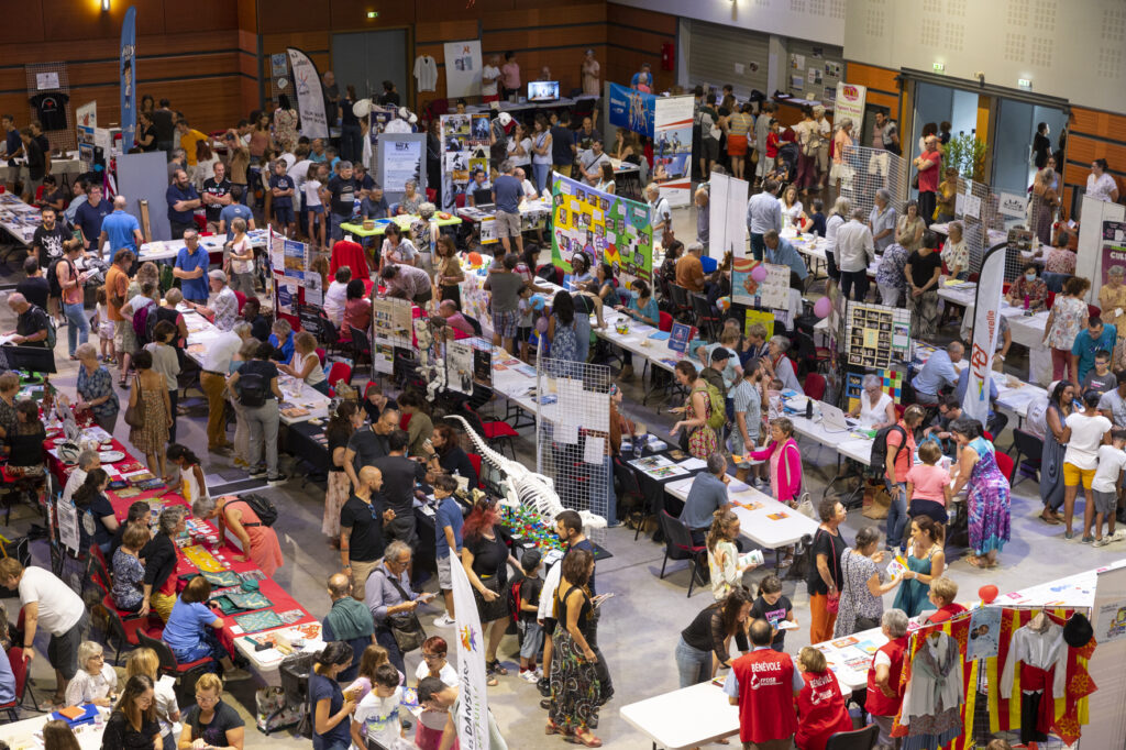 Forum des associations dans une salle, photo vue de haut avec du monde et des stands divers - Agrandir l'image, fenêtre modale