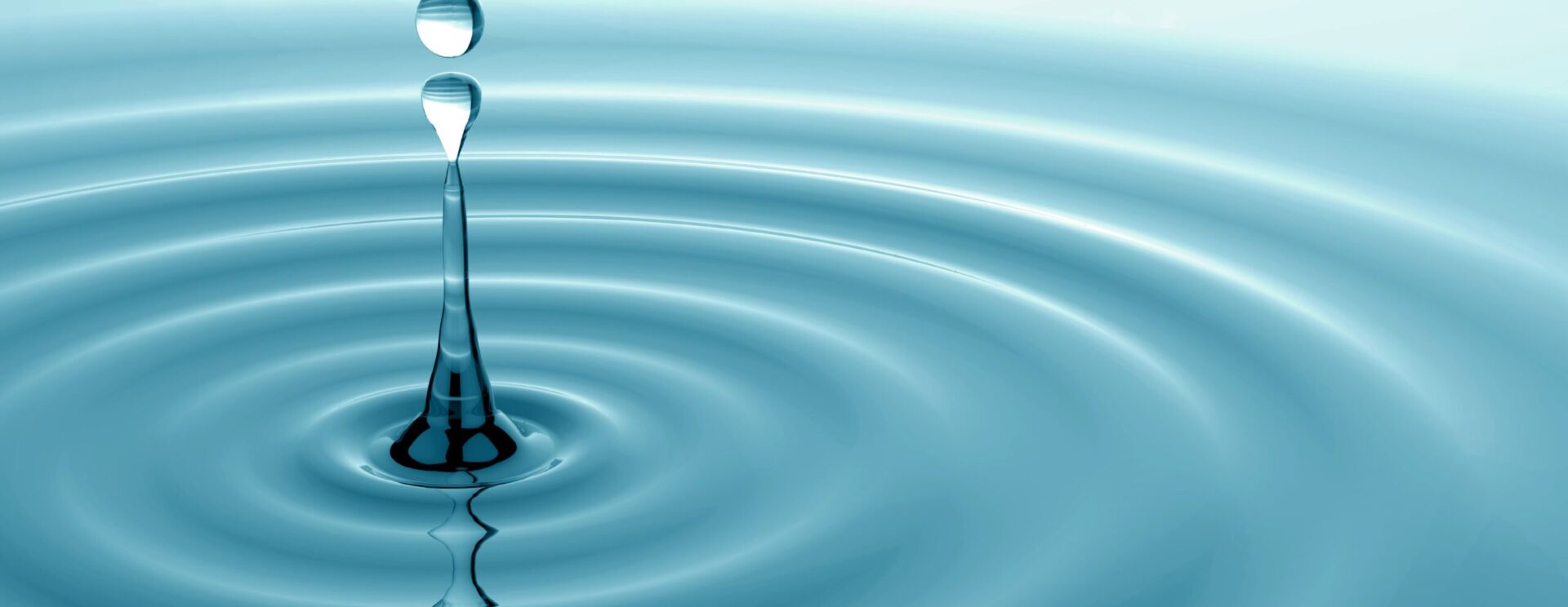 Goutte d'eau qui tombe dans de l'eau