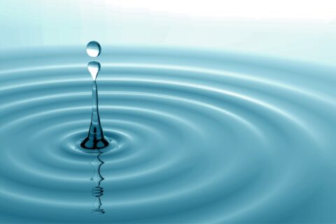 Goutte d'eau qui tombe dans de l'eau