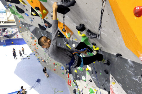 Photo d'un jeune qui grimpe à un mur d'escalade