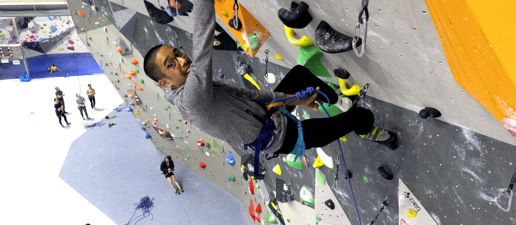 Photo d'un jeune qui grimpe à un mur d'escalade