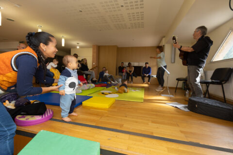 Photo de familles qui assistent à un spectacle