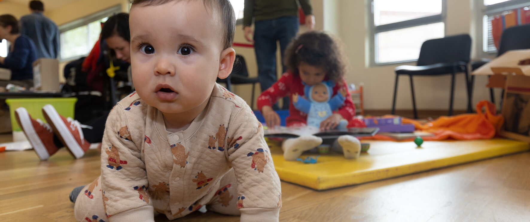 Bébé qui marche à 4 pattes dans une salle de jeux pour enfants