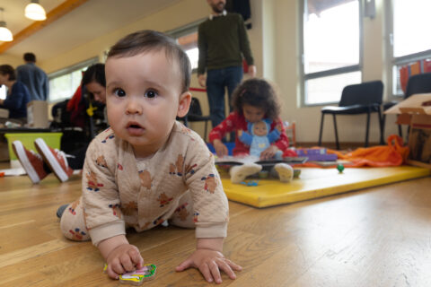 Bébé qui marche à 4 pattes dans une salle de jeux pour enfants