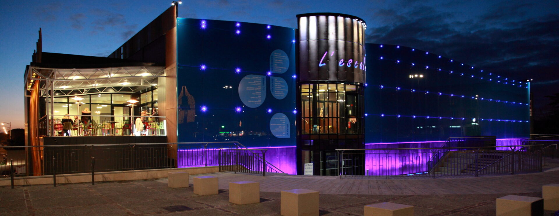 Photo de nuit de l'Escale façade