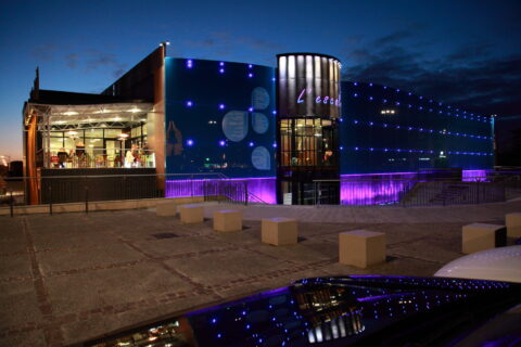 Photo de nuit de l'Escale façade