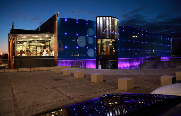 Photo de nuit de l'Escale façade