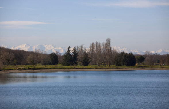 Photo du lac de la Ramée avec vue sur les Pyrénées dans l'arrière-plan