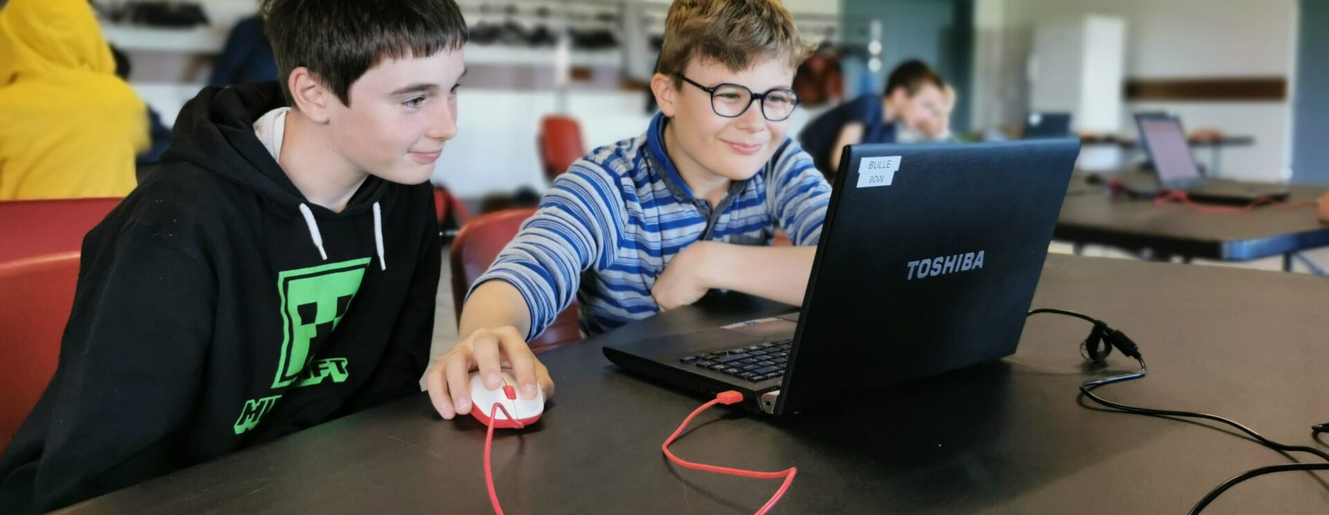 Deux jeunes garçons devant un ordinateur portable
