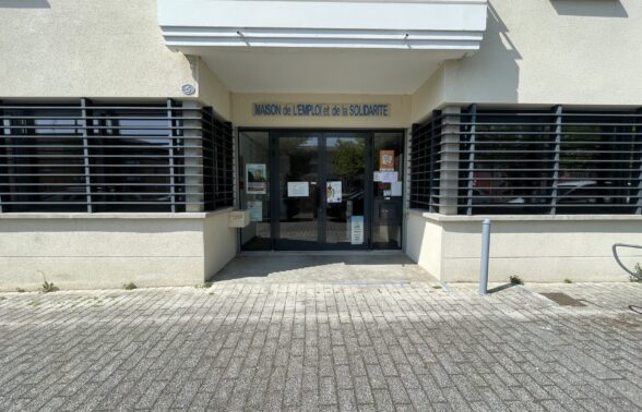 photo de la façade et entrée de la maison de l'emploi et de la solidarité