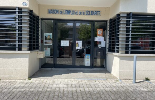 photo de la façade et entrée de la maison de l'emploi et de la solidarité