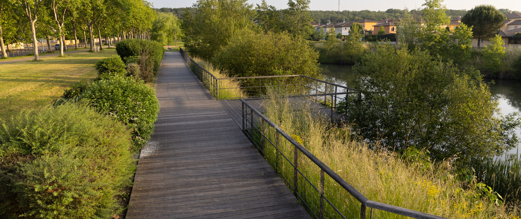 Parc de la Paderne, cheminement le long du cours d'eau