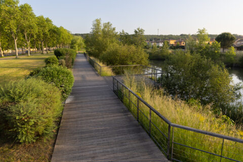 Parc de la Paderne, cheminement le long du cours d'eau