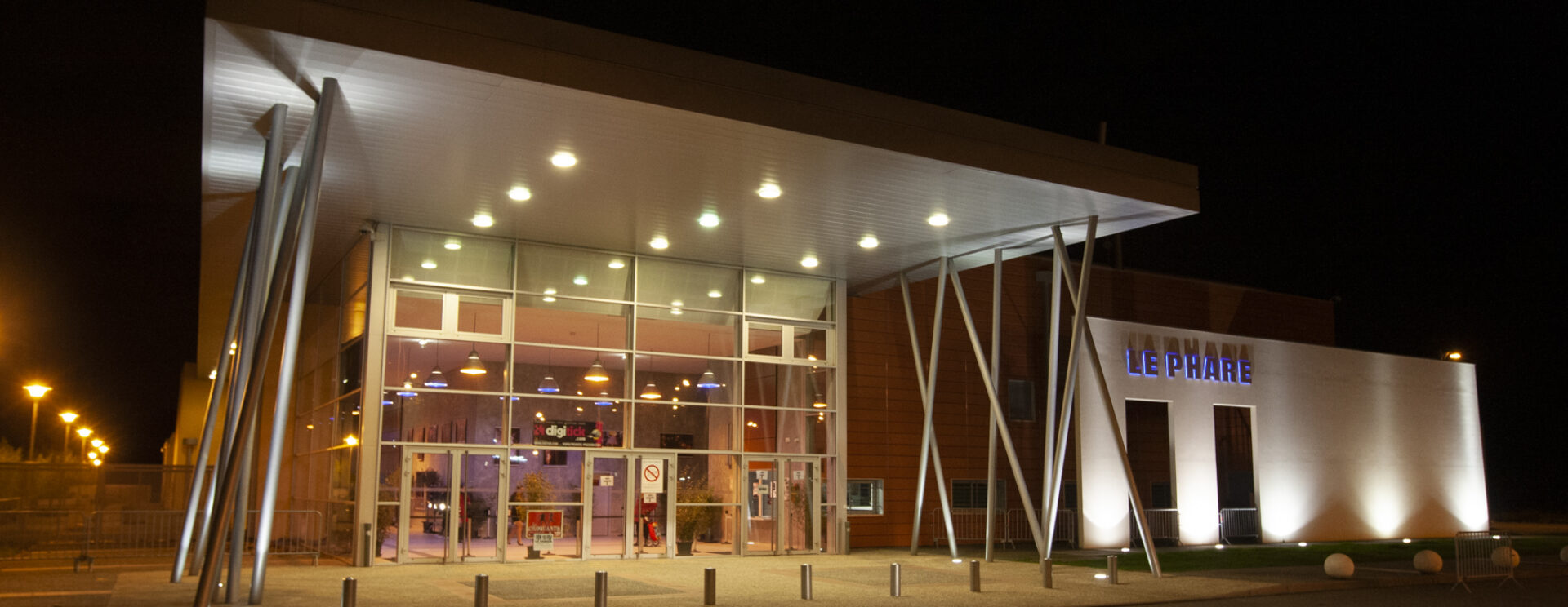 Photo de l'entrée du Phare de nuit