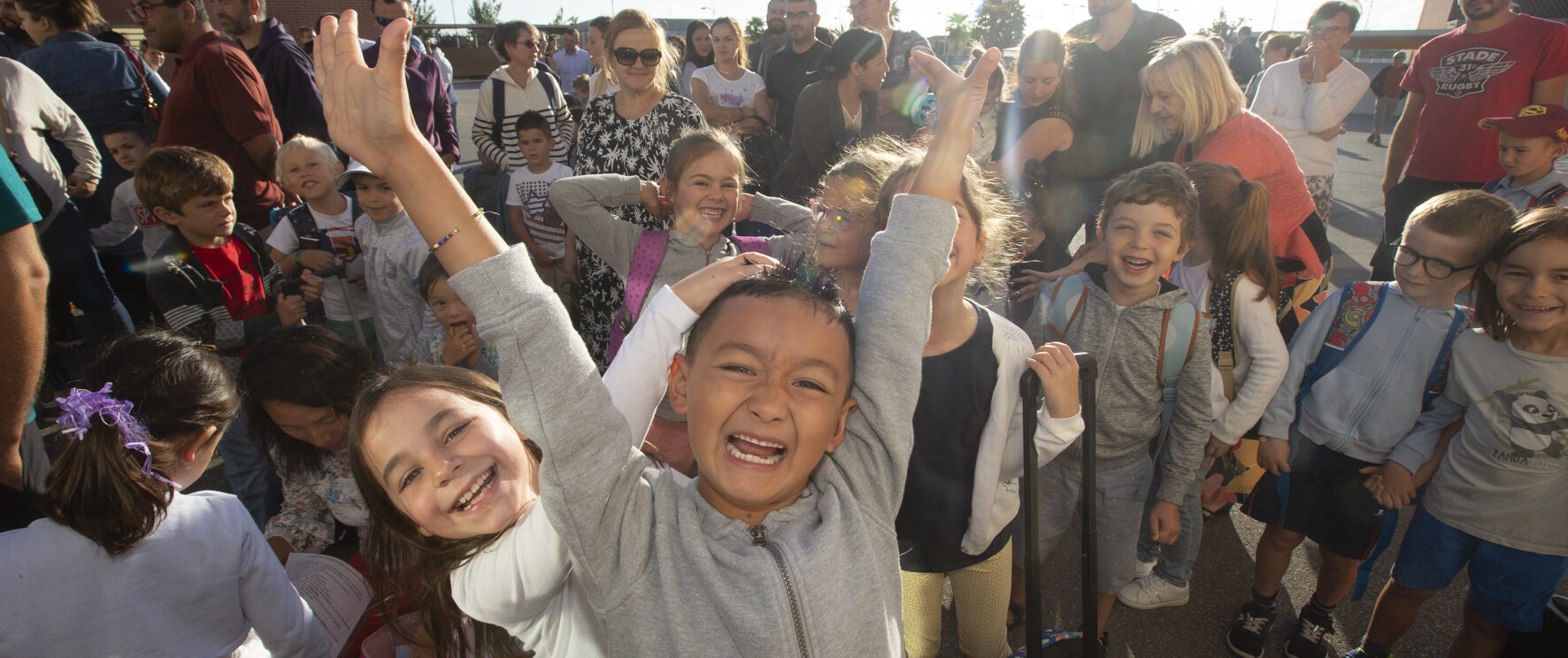 Photo de nombreux enfants contents