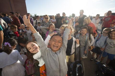 Photo de nombreux enfants contents