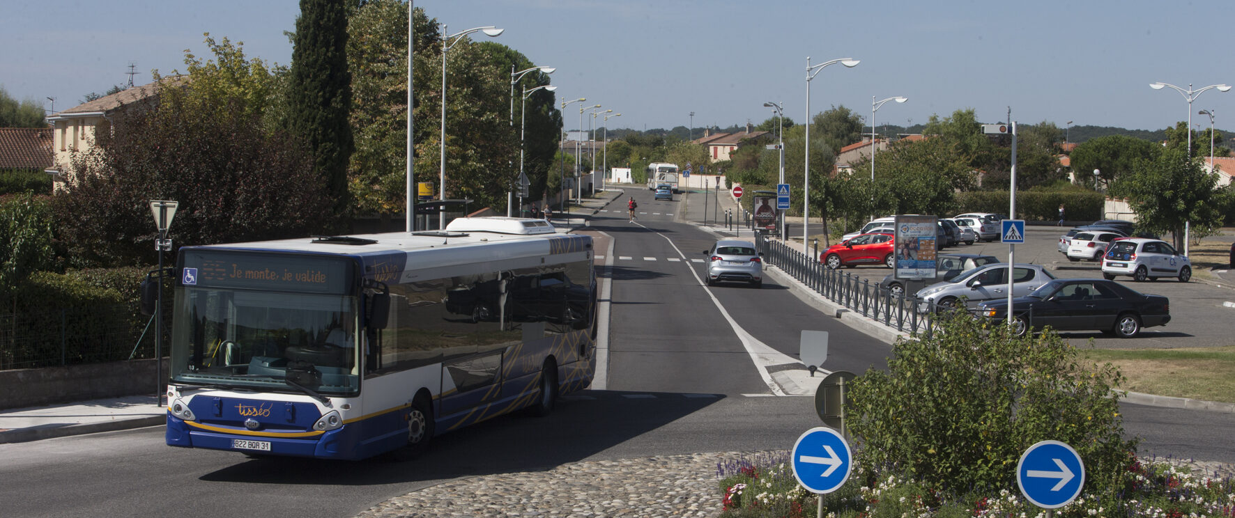 Photo de bus qui circule sur un rond point