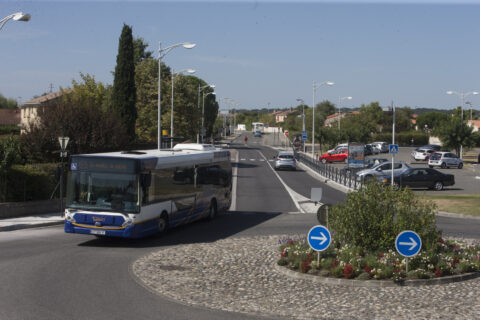 Photo de bus qui circule sur un rond point