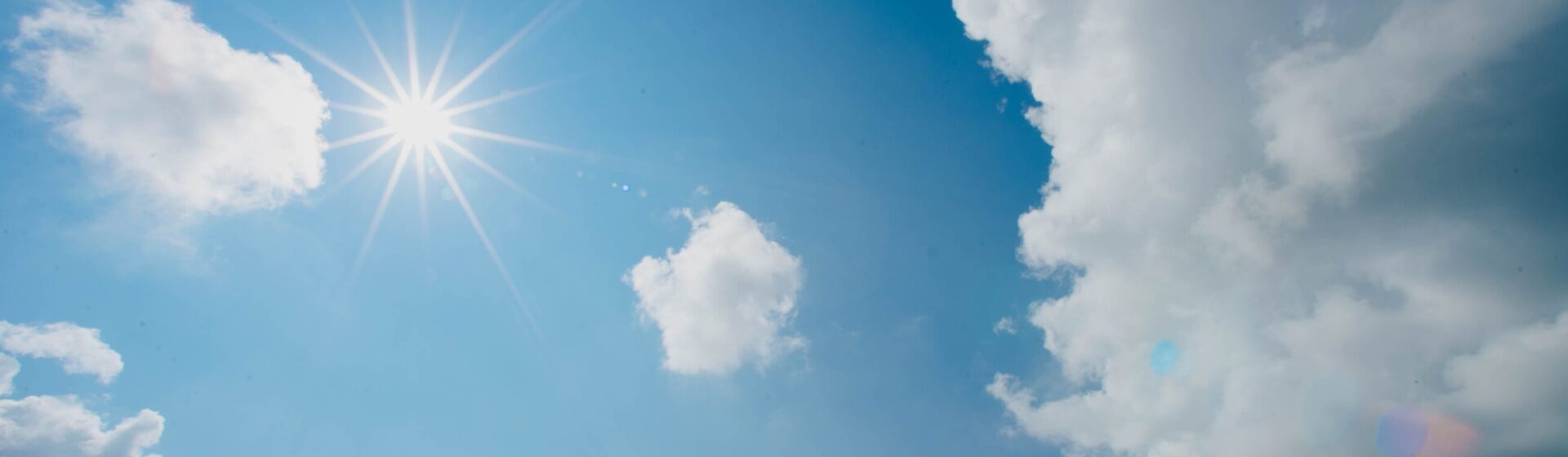 Photo de ciel bleu avec soleil et quelques nuages