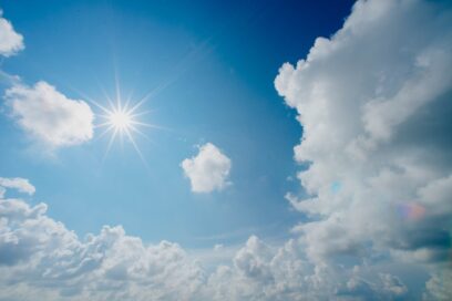 Photo de ciel bleu avec soleil et quelques nuages - Agrandir l'image, fenêtre modale