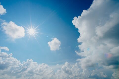 Photo de ciel bleu avec soleil et quelques nuages