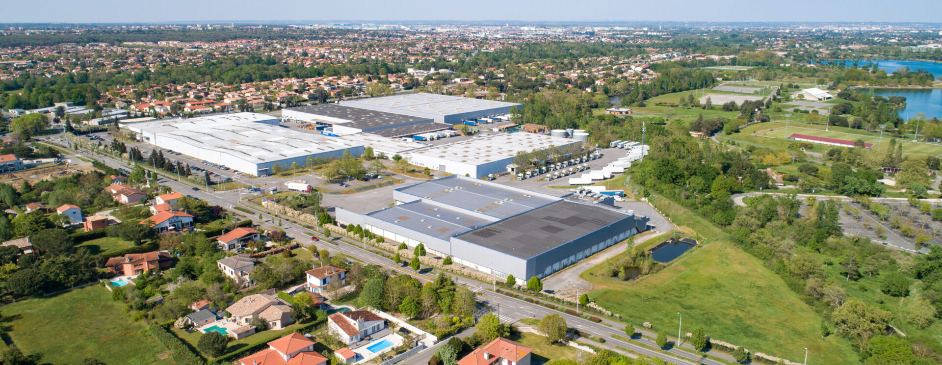 Vue aérienne de bâtiments et habitations