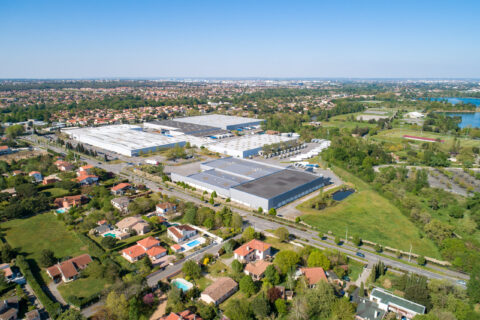 Vue aérienne de bâtiments et habitations