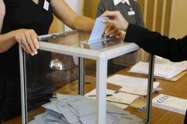 photo de vote, bulletin placé dans l'urne