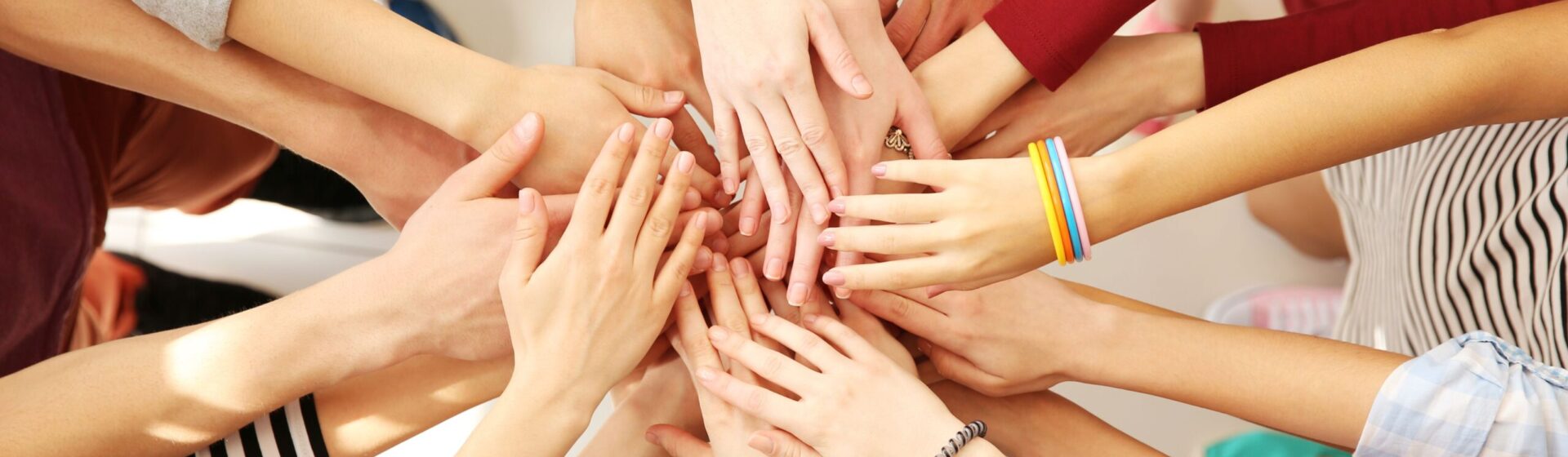 Mains tendues et rassemblées vues de haut