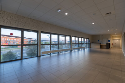 Photo de hall ou salle de réunion avec murs vitré - Agrandir l'image 1 sur 3, fenêtre modale