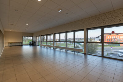 Photo de hall ou salle de réunion avec murs vitré - Agrandir l'image 2 sur 3, fenêtre modale