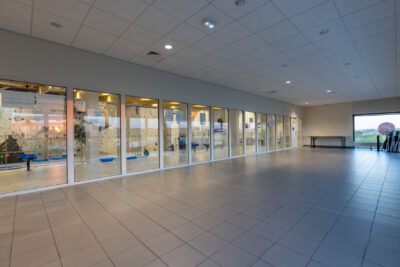 Photo de hall ou salle de réunion avec murs vitré - Agrandir l'image 3 sur 3, fenêtre modale