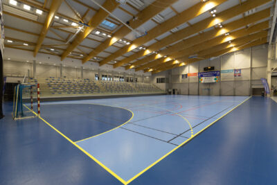 Photo du terrain de handball depuis l'angle, avec vue sur les gradins au fond - Agrandir l'image 5 sur 8, fenêtre modale