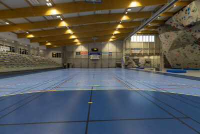 Photo du terrain de handball depuis les cages avec vue à droit sur le mur d'escalade et à gauche sur les gradins - Agrandir l'image 3 sur 3, fenêtre modale