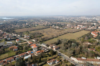 Photo vue du ciel d'une zone d'habitations et de terrains verts - Agrandir l'image, fenêtre modale