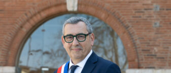 Photo du Maire Frédéric Parre devant le Mairie, portant l'écharpe tricolore