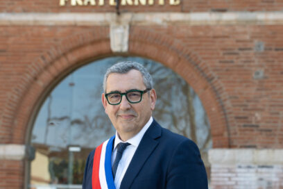 Photo du Maire Frédéric Parre devant le Mairie, portant l'écharpe tricolore - Agrandir l'image, fenêtre modale