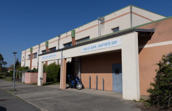 Photo devant gymnase Jean-Baptiste Gay