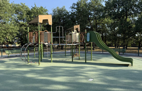 Photo d'une aire de jeux dans un parc