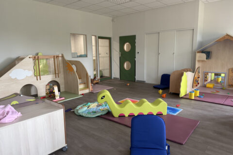 Photo d'une pièce de la crèche éclairée, avec du mobilier pour les enfants