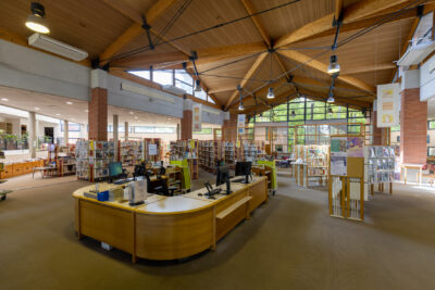 Photo de l'intérieur de la médiathèque, vue large - Agrandir l'image 1 sur 12, fenêtre modale