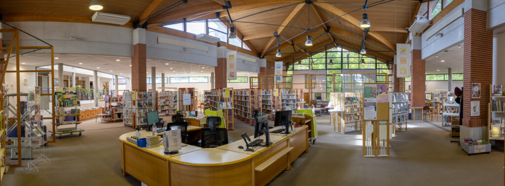 Photo de l'intérieur de la médiathèque vide, depuis l'entrée - Agrandir l'image, fenêtre modale