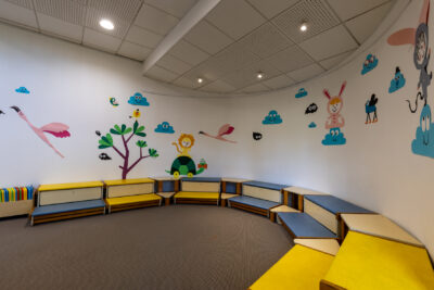 Photo d'une pièce ronde avec petits bancs et murs peints d'animaux - Agrandir l'image 7 sur 12, fenêtre modale