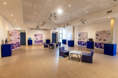 Photo de la salle d'exposition de la Médiathèque - Agrandir l'image 8 sur 12, fenêtre modale