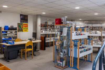 Photo de rayons de la Médiathèque - Agrandir l'image 9 sur 12, fenêtre modale