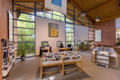 Photo de l'espace DVD de la Médiathèque - Agrandir l'image 2 sur 12, fenêtre modale