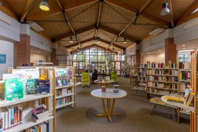 Photo de l'intérieur de la Médiathèque - Agrandir l'image 4 sur 12, fenêtre modale